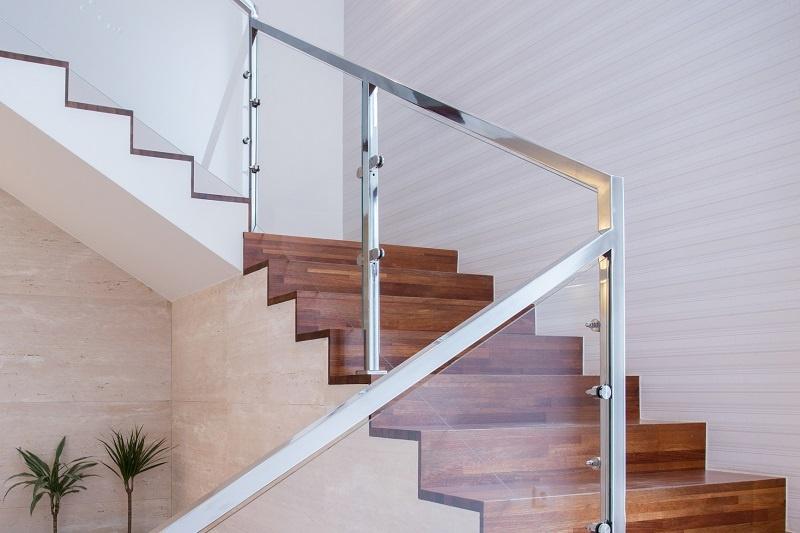 Z jakiego materiału wybrać poręcze do schodów?